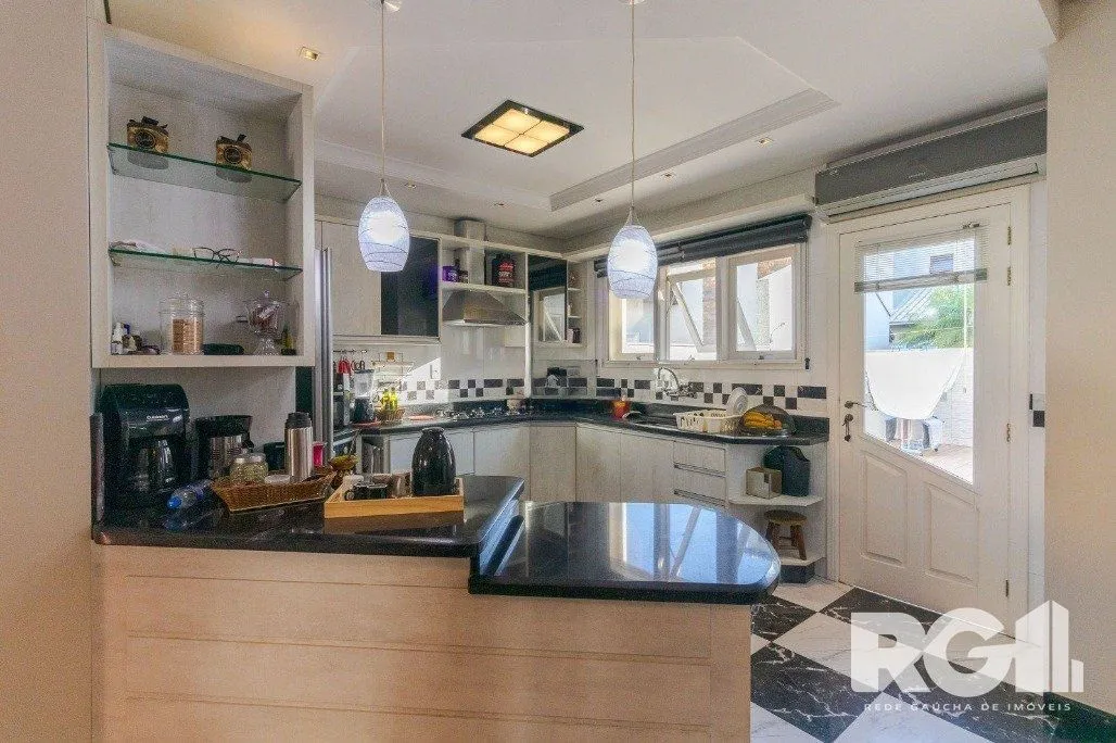 Imagem Casa em Condomínio com 3 Suítes, Espaço Gourmet e 5 Vagas de Garagem
