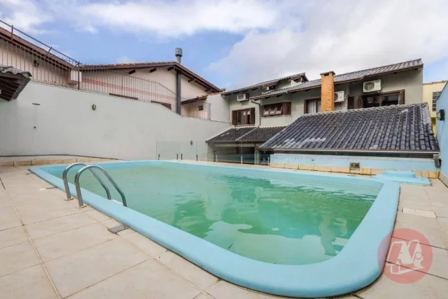 Imagem Casa de 208 m² com 4 quartos, 3 vagas e piscina.