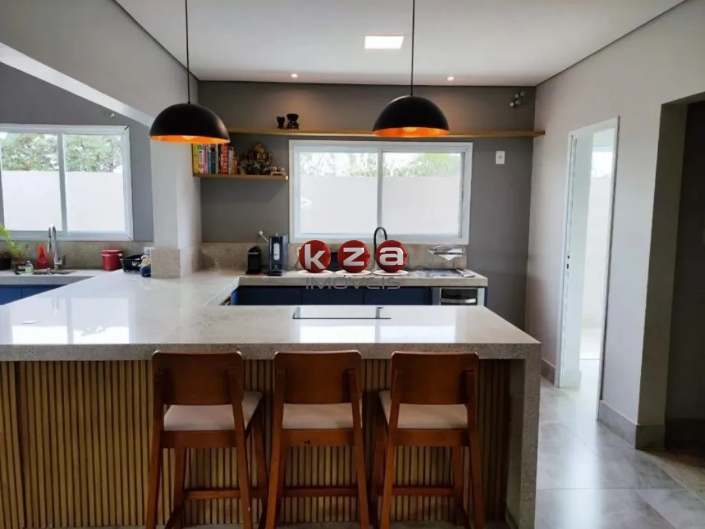 Imagem Imperdível! LInda Casa em condomínio na cidade de Valinhos-SP, : 3 quartos, 1 suíte, 2 salas, 2 banheiros, 2 vagas de garagem, 210m².