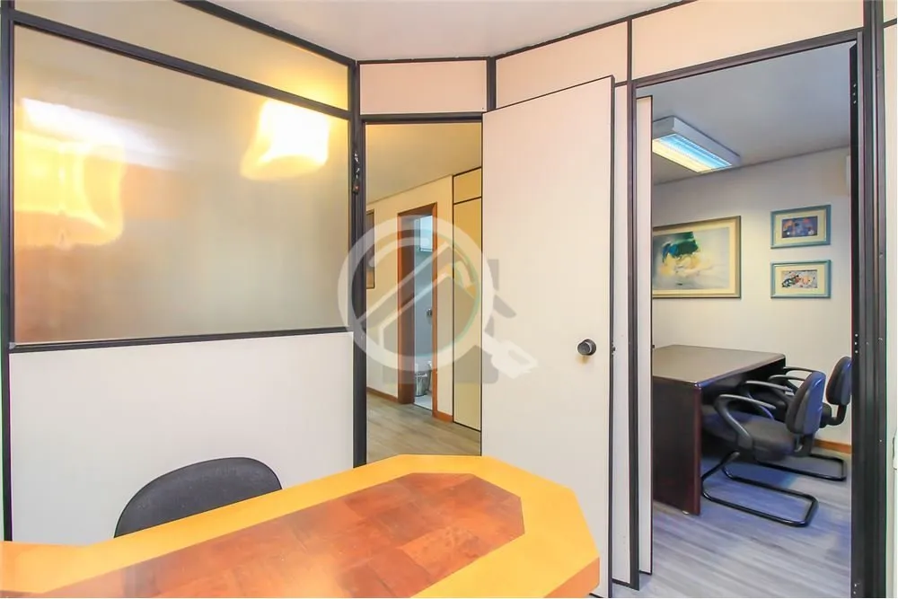 Imagem Ótima sala comercial dividida em três ambientes, mobiliada, localizada no bairro Higienópolis à ...