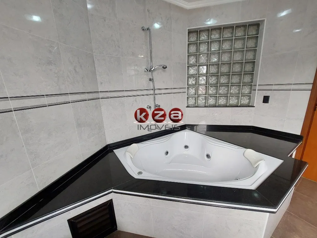 Imagem Imponente casa de alto padrão em condomínio à venda em Valinhos-SP, 4 quartos, 4 suítes, 3 salas, 8 banheiros, 4 vagas de garagem, 440m².