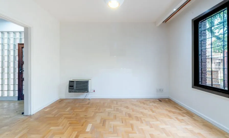 Imagem Com 3 quartos e 2 banheiros, ampla sala com garagem para 03 carros.