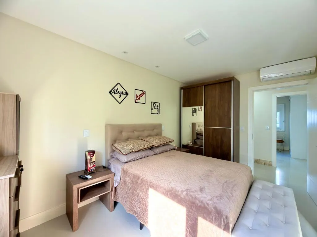 Imagem Casa em Condominio 4 Dormitórios - Bairro --