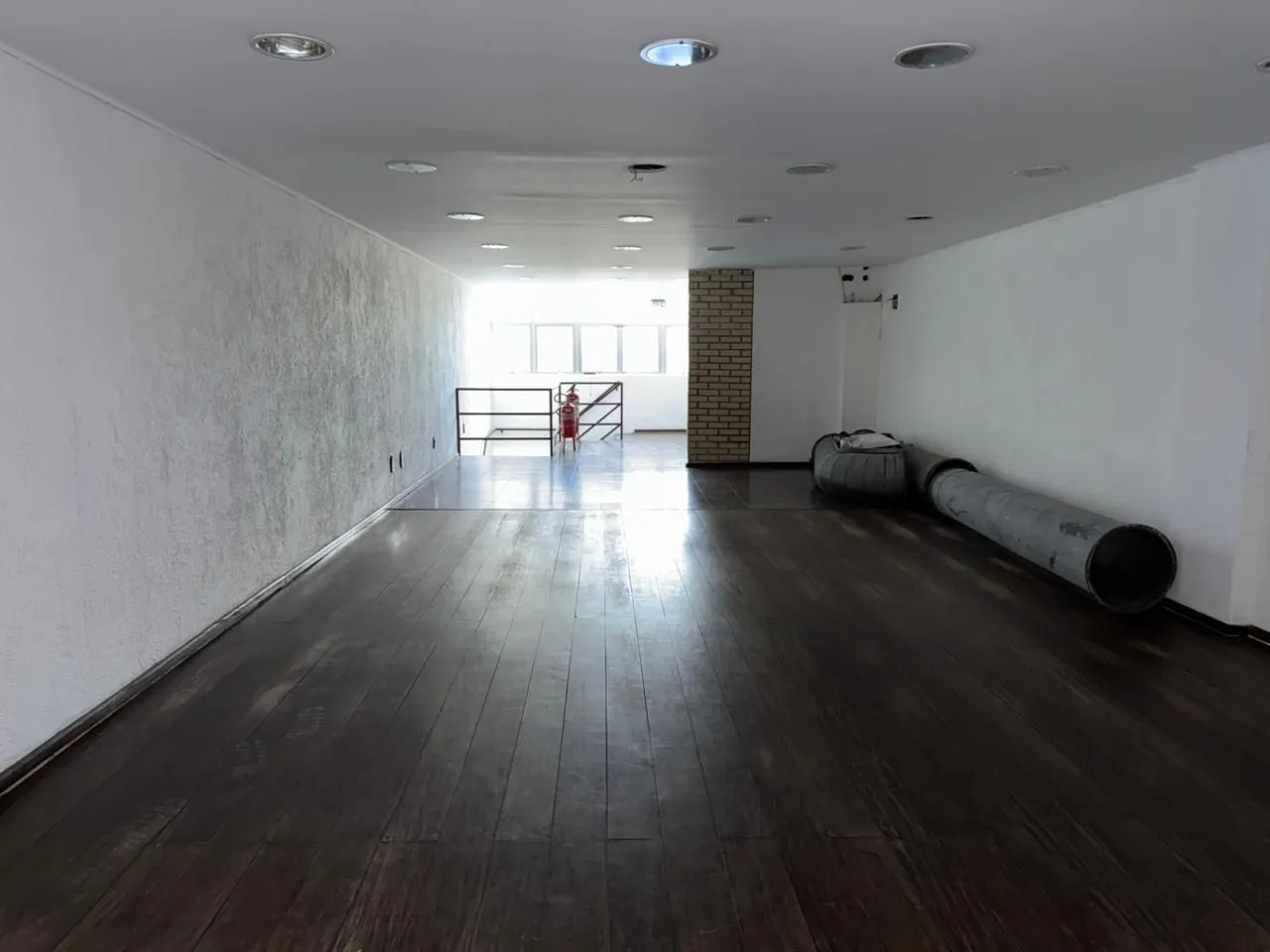 Imagem MÁFFER IMÓVEIS ALUGA LOJA COM SOBRELOJA NO BAIRRO AUXILIADORA Amplo imóvel localizado em ponto estratégico, com grande fluxo de veículos e pedestres, ideal para quem busca visibilidade e destaque comercial.