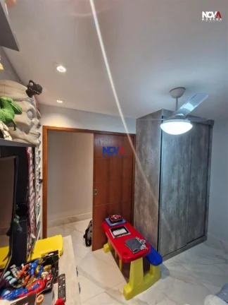 Imagem Conheça esta deslumbrante casa triplex, com 280m de área privativa, localizada no condomínio no R...