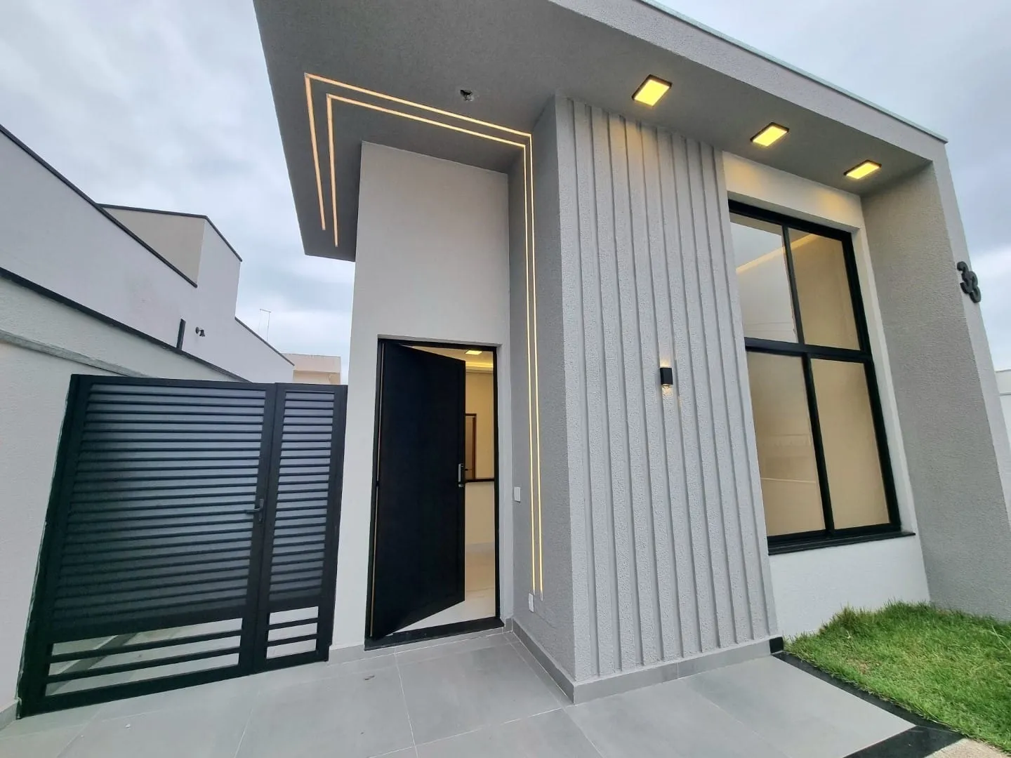 Foto do imóvel Exclusiva Casa Moderna no Condomínio Vila Romana: Ambientes Integrados, Área Gourmet, Suíte Ampla e Detalhes em LED para Conforto e Sofisticação