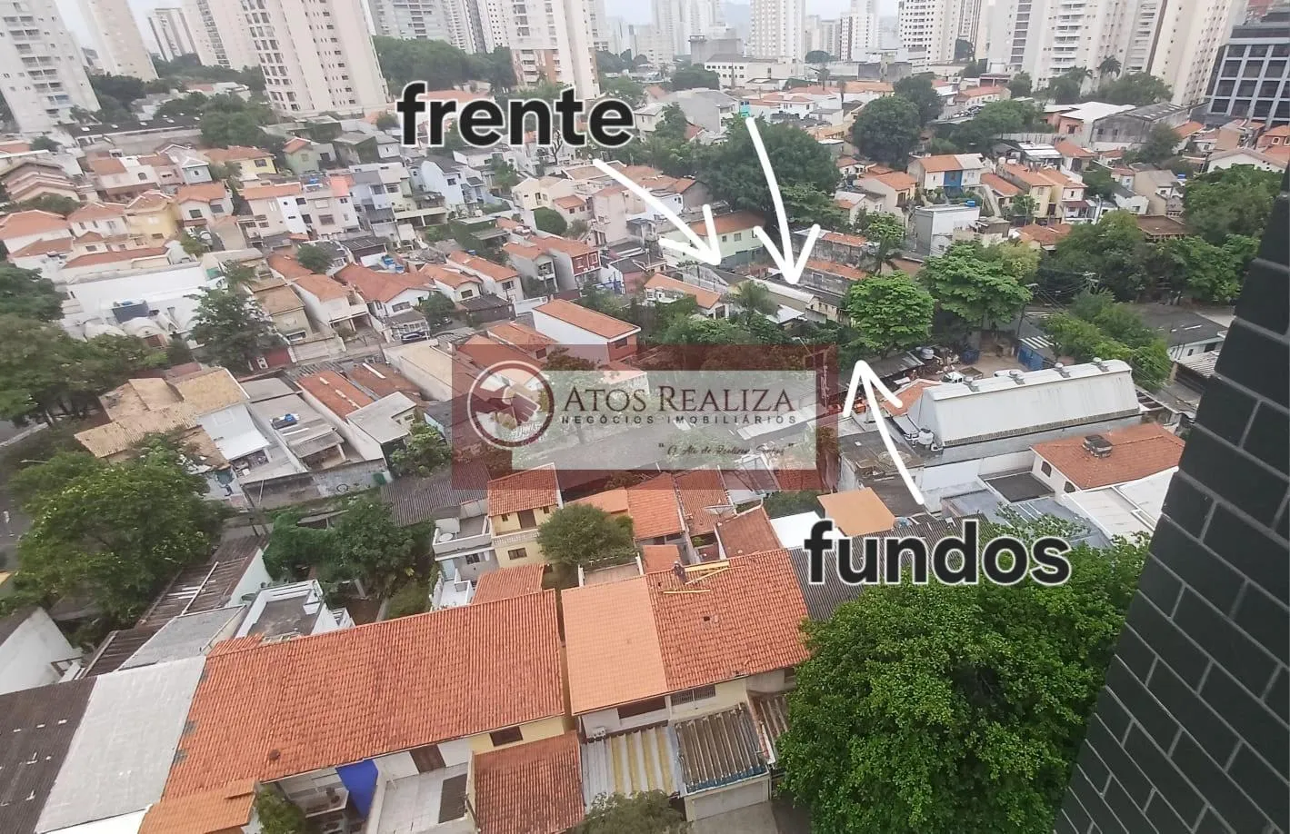 Imagem Vendo Excelente oportunidade na Lapa. Casa de 2 Dormitórios sendo uma suíte, sala em 2 ambíentes, 2 vagas de garagem, áreatotal 171m2, frente para 2 ruas, Jardim com algo natural, quintal com Árvores frutíferas produzindo, aproveite essa oportunidade, Val