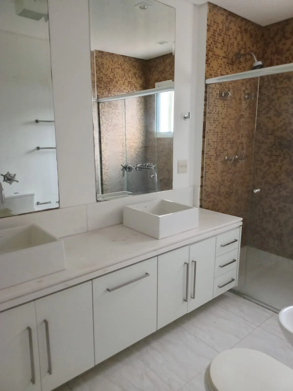 Imagem Aluguel de Casa em Condomínio de Luxo no Tamboré, Santana de Parnaíba-SP: 4 quartos, 1 suíte, 1 sala, 2 banheiros, 4 vagas de garagem, 320m².