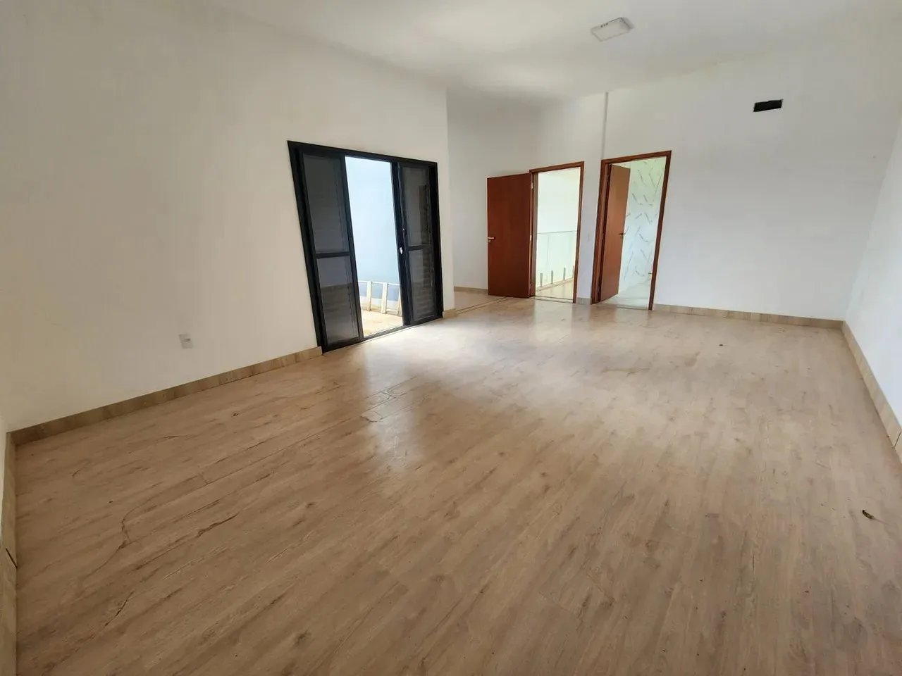 Imagem Sobrado de 1050m² Localizado no Residencial Villagio Ipanema II.