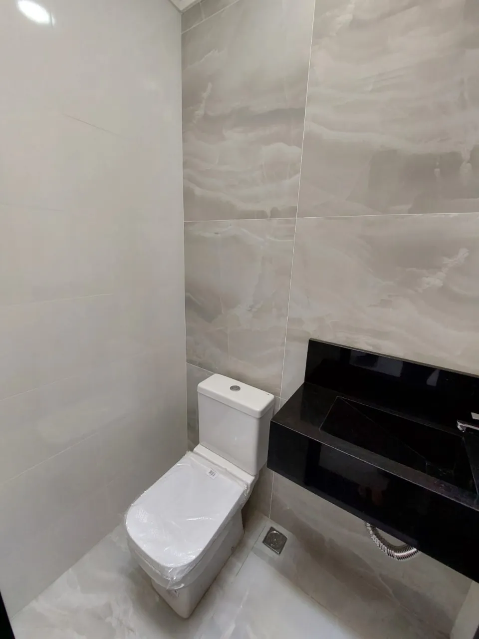 Imagem Impecável casa à venda em Sorocaba-SP, Wanel Ville: 3 quartos, 3 suítes, 145 m² de área, 4 banheiros e 2 vagas. Confira já!