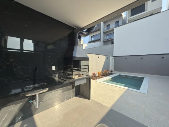 Imagem Casa a venda com 3 suítes, 4 vagas e piscina deslumbrante.