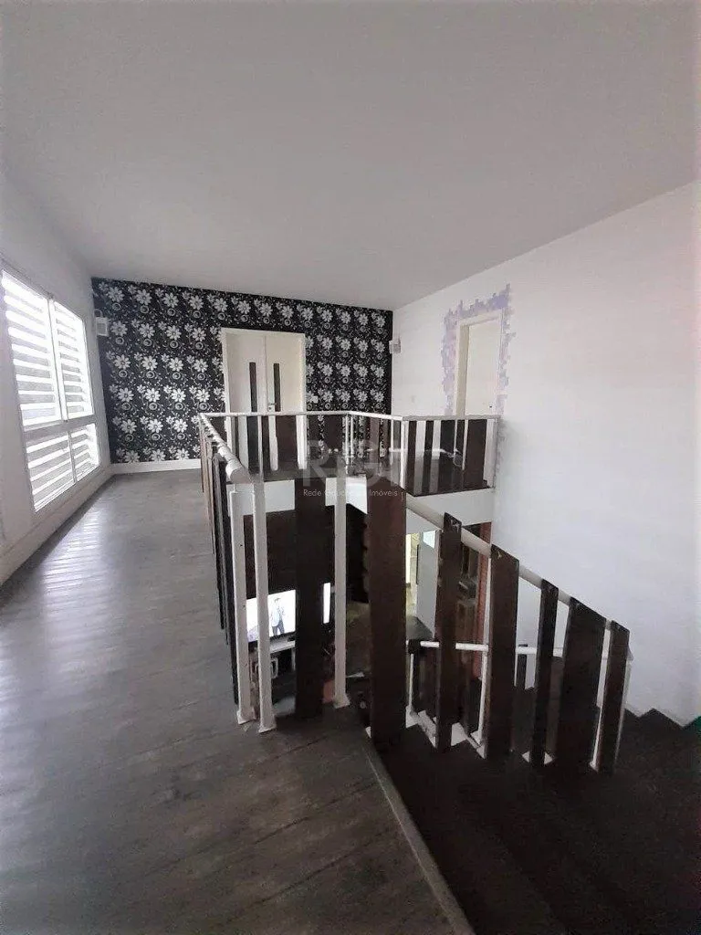 Imagem Casa com 233m², 2 dormitórios sendo 1 suíte, living com lareira, espaço gourmet com churrasqueira, pátio e 2 vagas de garagem no bairro Sarandi