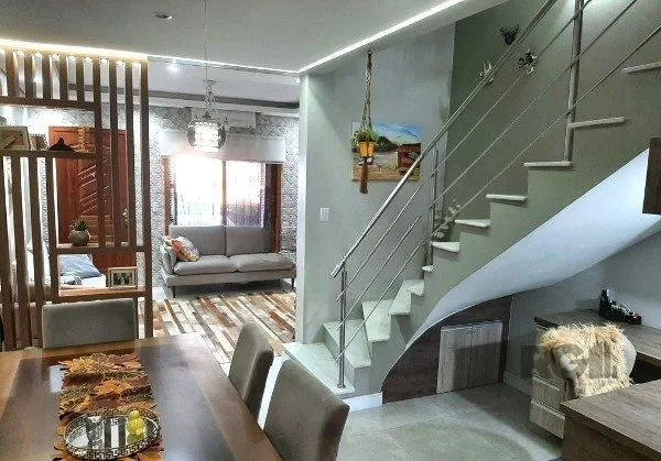 Imagem Sobrado triplex no Partenon de 3 dormitórios e 2 vagas