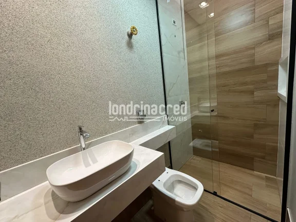 Imagem Casa assobradada à venda com 106m² de área construída, 2 dormitórios (1 suíte), 3 banheiros e 2 vagas de garagem em terreno de 125m².