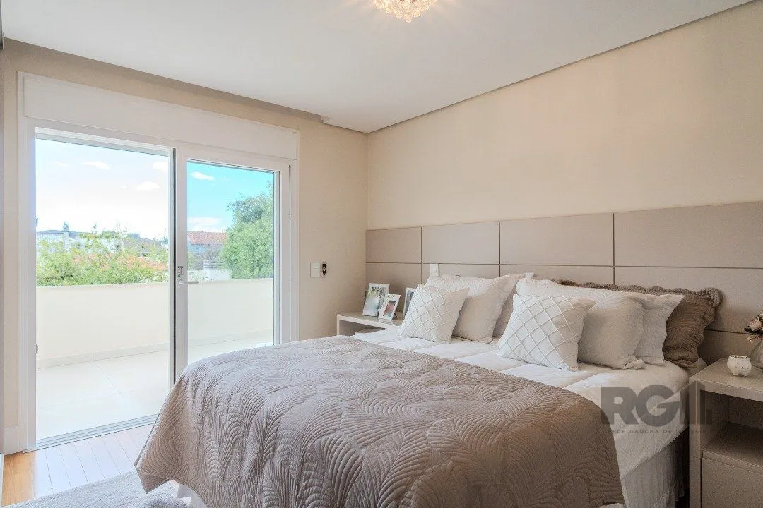 Imagem Casa semimobiliada e possui 3 suítes (sendo 1 delas master com closet e hidro)