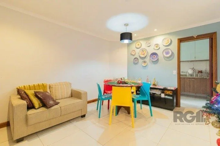 Imagem Casa em condomínio na zona sul, 3 quartos, suíte, lareira, churrasqueira, 2 vagas de garagem coberta.