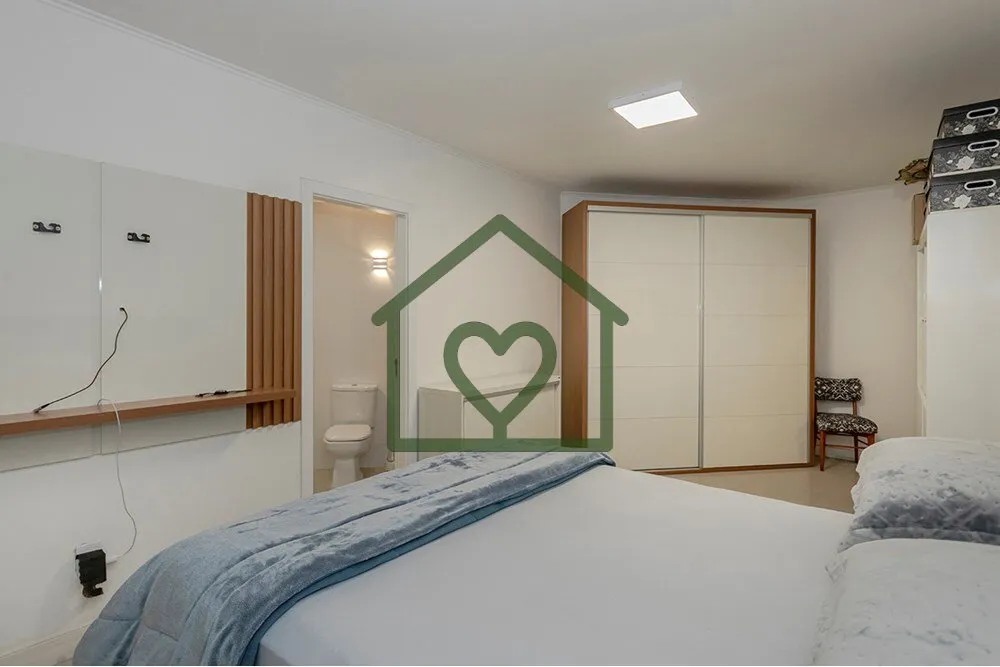 Imagem Descubra a oportunidade de residir em um magnífico apartamento reformado em Porto Alegre, situado n...