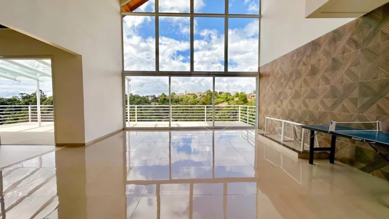 Imagem Residência com Arquitetura Imponente e Vista Permanente