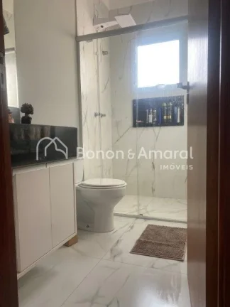 Imagem Casa conta com 3 suítes repleta de armários, sala de estar e Jantar integrada, lavanderia também ...