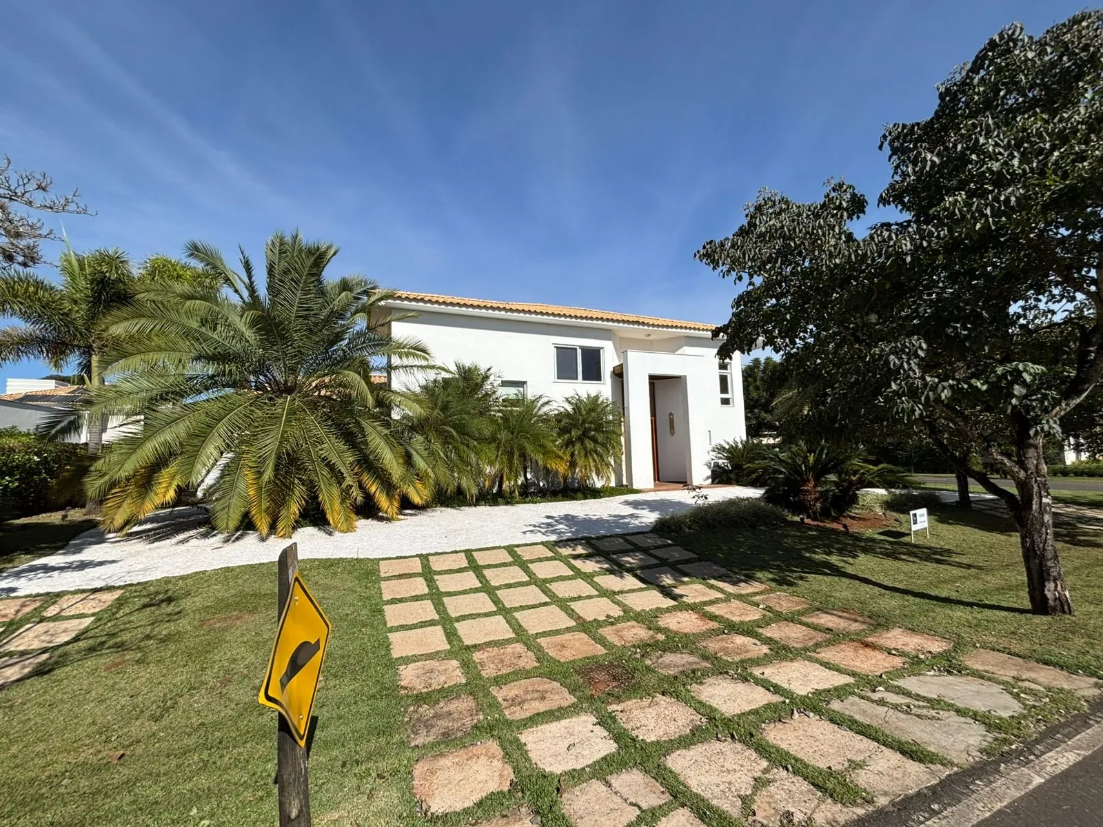 Imagem Casa de alto padrão à venda no Lago Azul Golf Club, com 4 suítes, piscina aquecida e 640 m² construídos