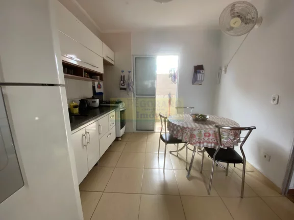 Imagem Oportunidade Única para Seu Negócio: 7 Apartamentos Comerciais com 16 Quartos, 7 Salas, e Piscina!