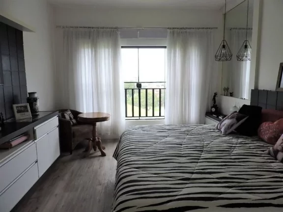 Imagem CASA COM 3 SUÍTES, E CAMPO DE FUTEBOL, 350 M² - VENDA OU LOCAÇÃO.