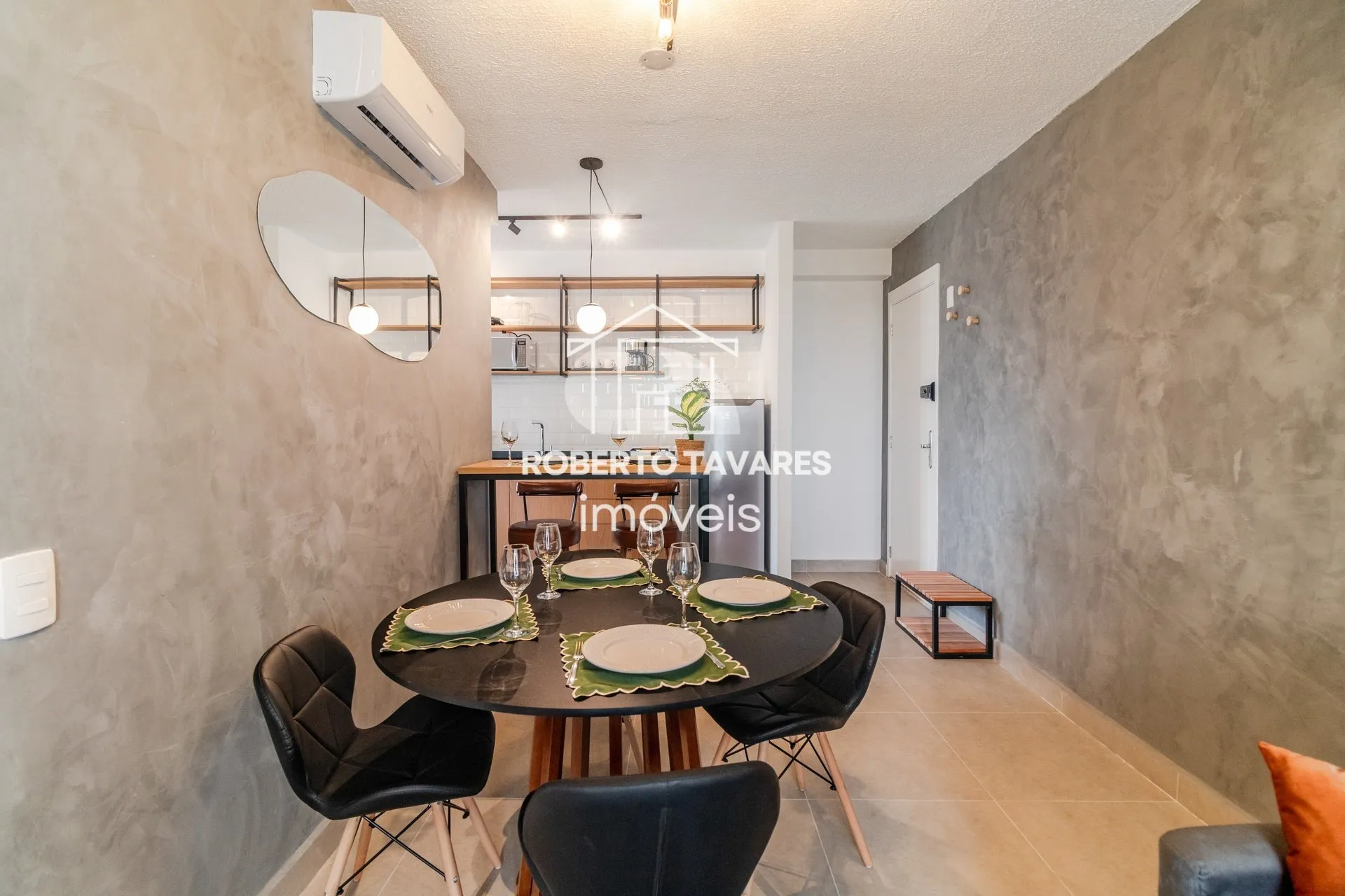 Imagem Apartamento totalmente mobiliado. VENDA DE PORTEIRA FECHADA - O imóvel conta com 2 quartos, sendo 1 suíte, além de uma vaga de garagem.