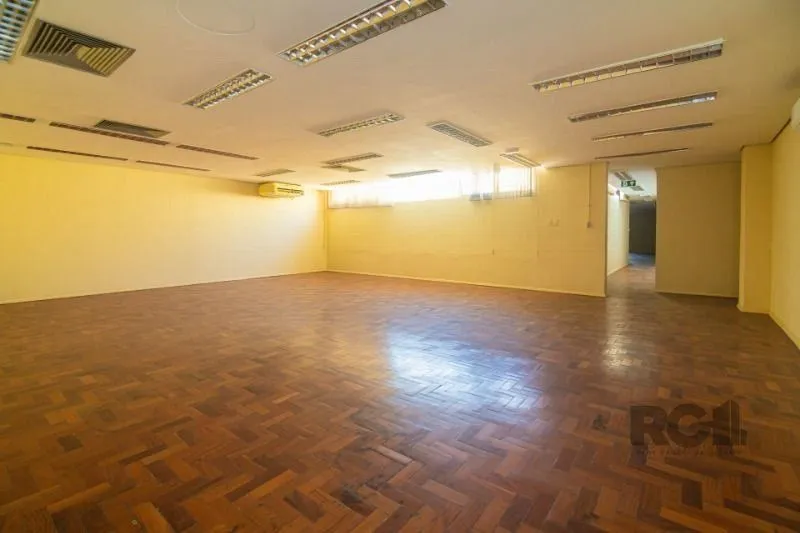 Imagem MÁFFER IMÓVEIS ALUGA - AMPLA SALA COMERCIAL | 958 m² PRIVATIVOS | BAIRRO FLORESTA MÁFFER IMÓVEIS apresenta excelente conjunto comercial com 958 m² de área privativa, ideal para empresas que buscam espaço amplo, funcional e em localização estratégica.
