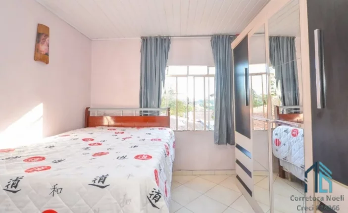 Imagem Casa a venda Semi mobiliada, 05 quartos, em ótima localização, no Bacacheri em Curitiba PR
