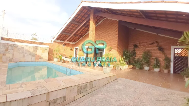 Imagem Casa com piscina em rua fechada