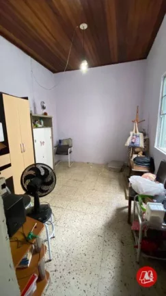 Imagem No bairro Rio Branco, casa em terreno de 165 m².