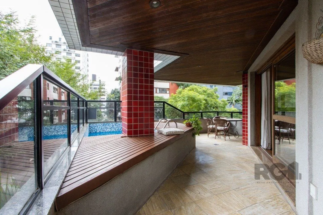 Imagem Apartamento com piscina na sacada e 3 vagas individuais.