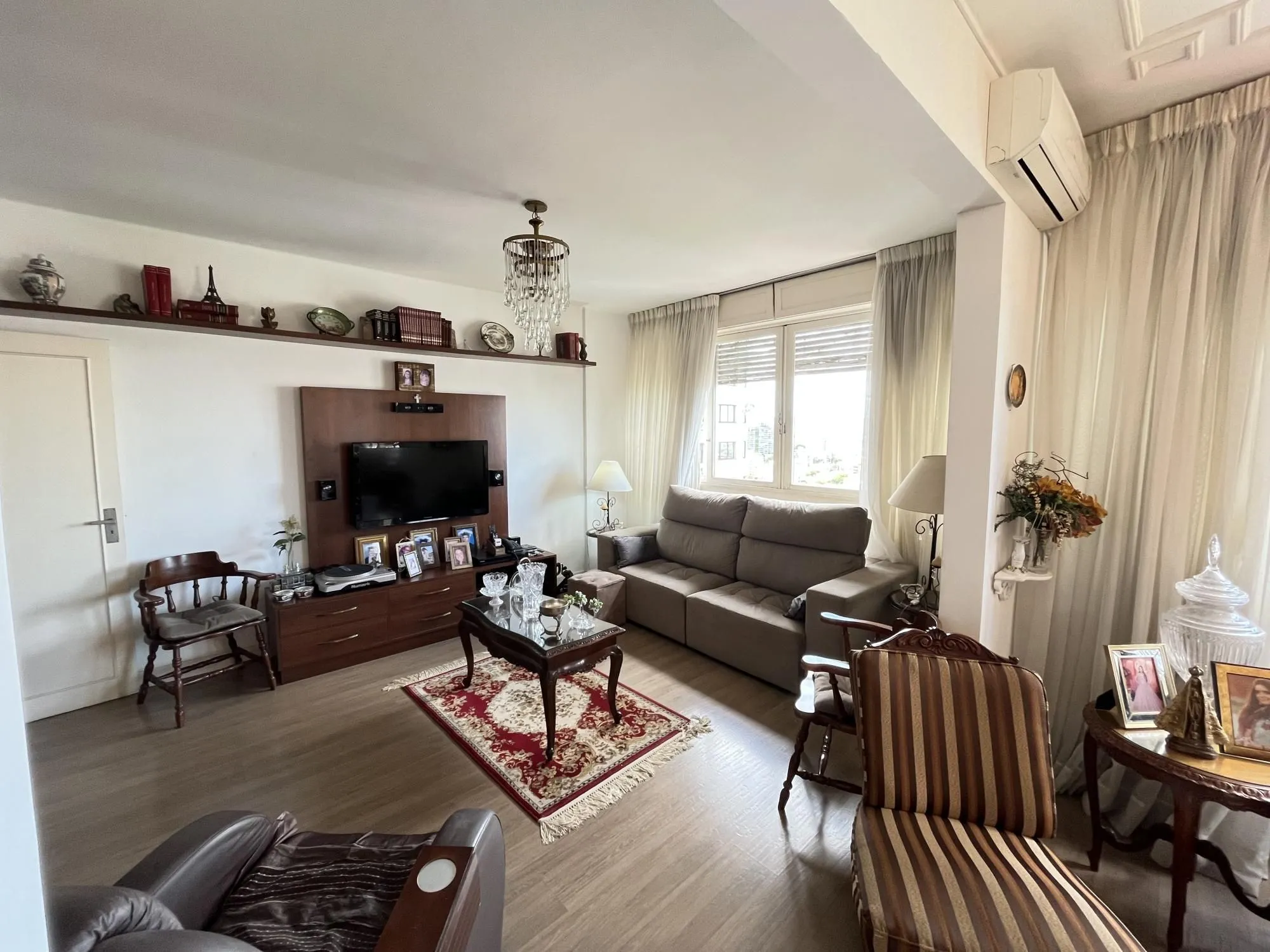Imagem 3 quartos, gabinete ou 4º quartos e 1 vaga de garagem junto ao Moinhos de Vento