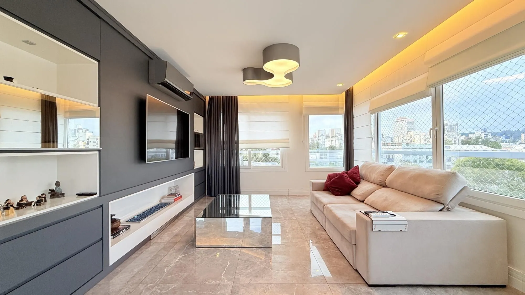 Imagem Excelente apartamento amplo com 2 dormitórios, 2 suítes mais dependência de empregada ou gabinete ou 3º dormitório