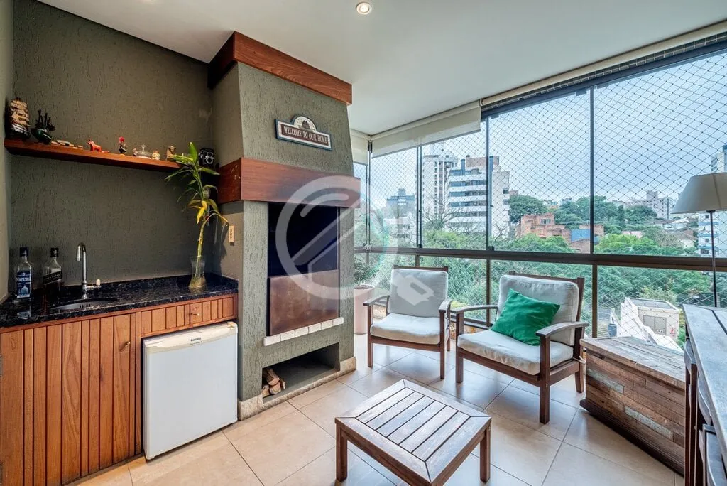Imagem MUITO SOL E LINDA VISTA! Este amplo apartamento destaca-se por um espaçoso living que abraça três...
