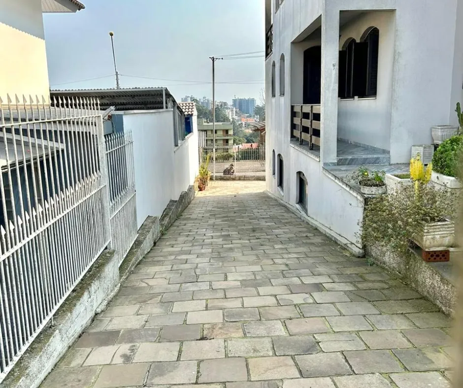 Imagem Casa à venda em Caxias do Sul, Rio Branco, com 2 quartos, 403m2