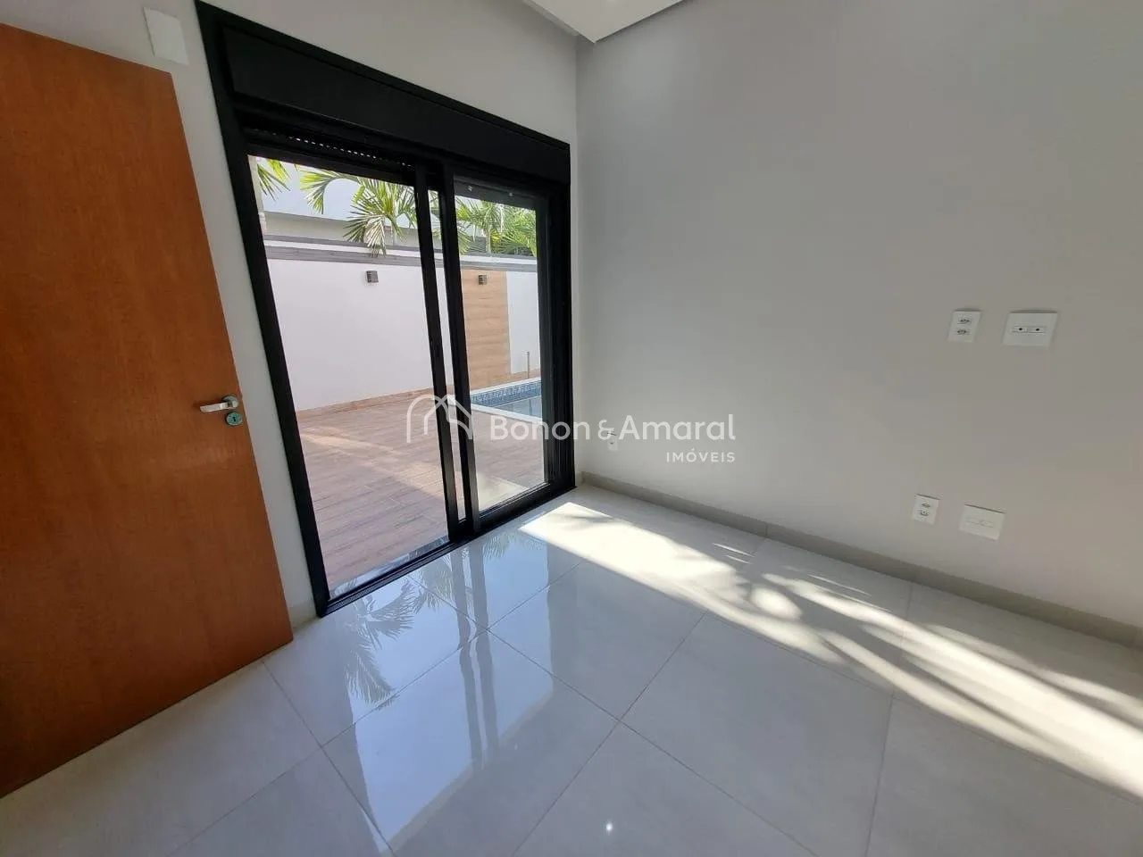 Imagem Casa à venda no condomínio Campos do Conde 2 em Paulínia, com 3 suítes e piscina.