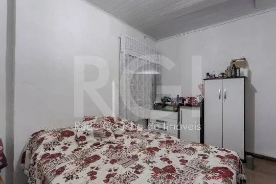 Imagem Casa composta por seis(6) dormitórios, no bairro Passo da Areia em Porto Alegre/RS.