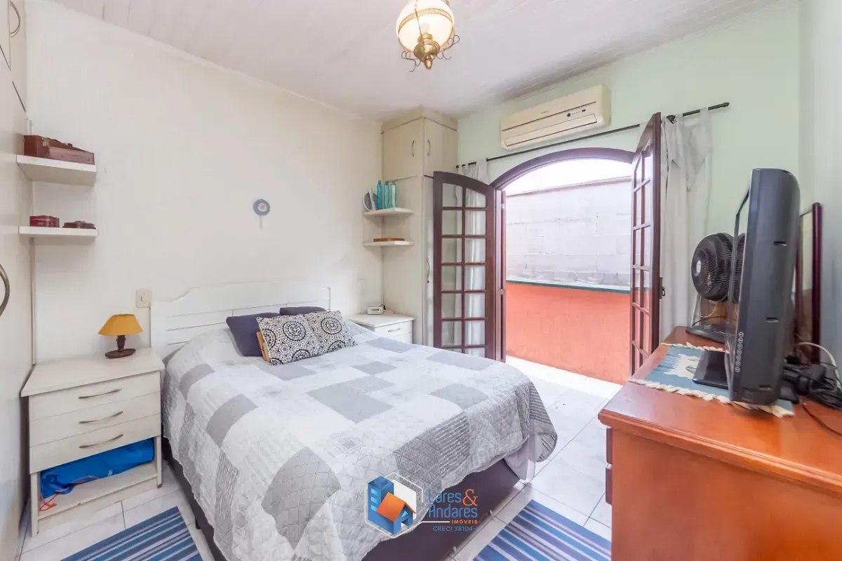 Imagem Casa para venda em Parque da Lapa com 4 quartos, sendo 1 suíte, 190m²