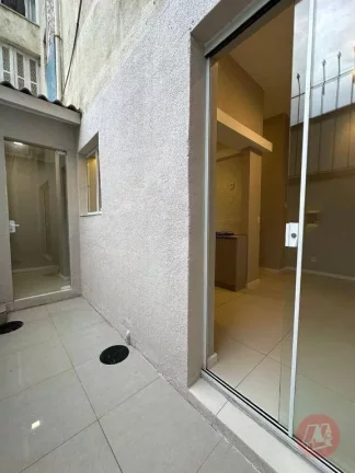 Imagem Na Protásio Alves, térreo com 2 dormitórios e pátio. Reformado e semimobiliado..