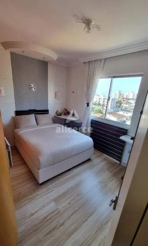 Imagem Apartamento semi mobiliado, 3 dorm. com suíte, andar alto e vista livre em Barreiros - São José - SC