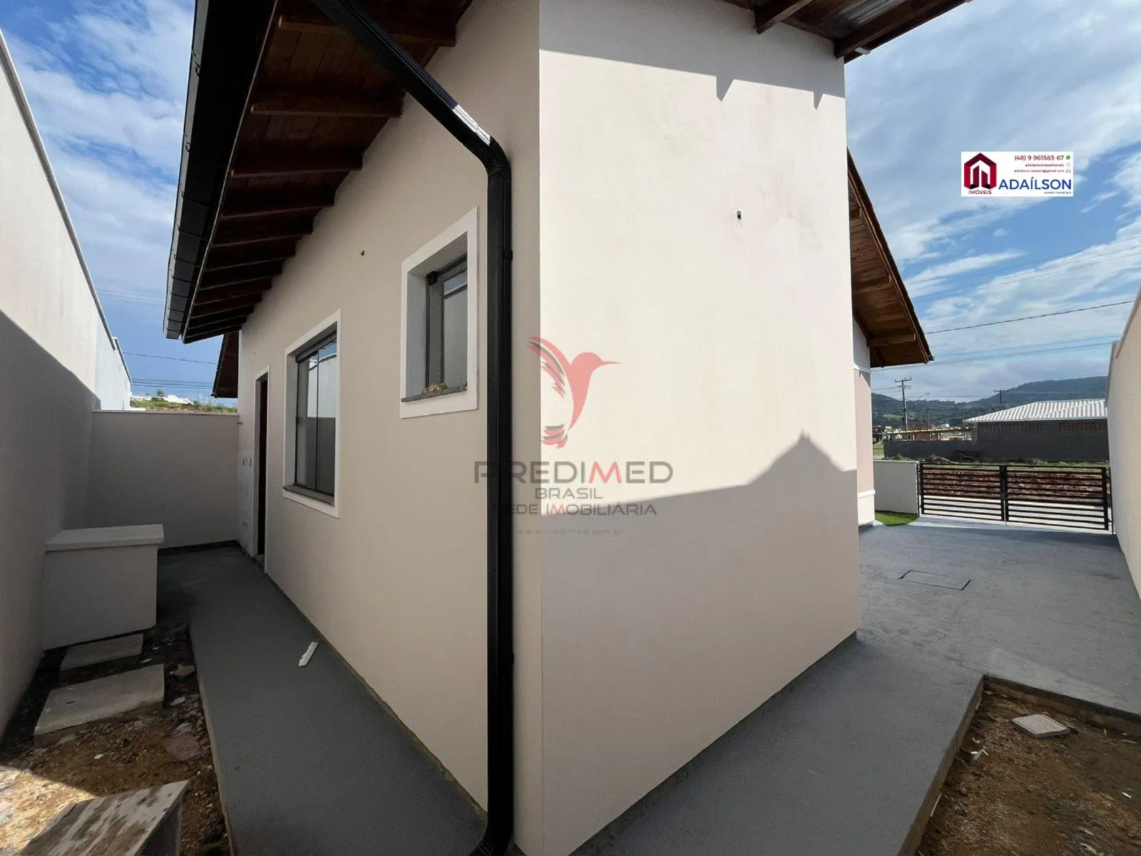 Imagem CASA COM UM SUÍTE TERRENO DE ESQUINA - AMPLO ESPAÇO MUITO BEM LOCALIZADA