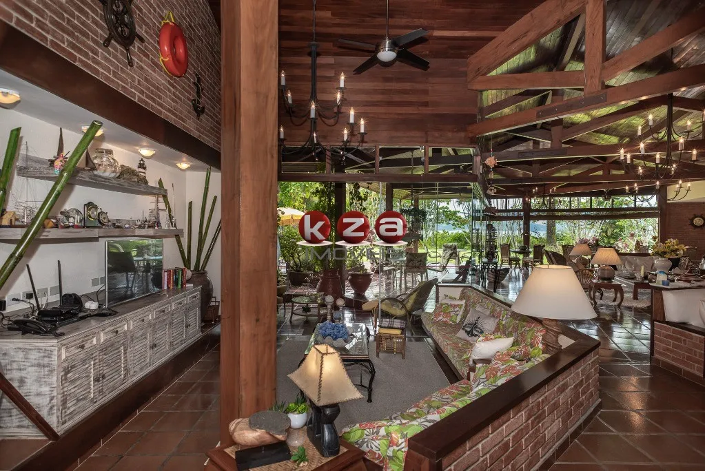 Imagem Casa de luxo a venda em Ubatuba, Praia Dura, frente para o mar. 6 suítes, 3 salas, 8 banheiros, 11 vagas, área gourmet592 m².