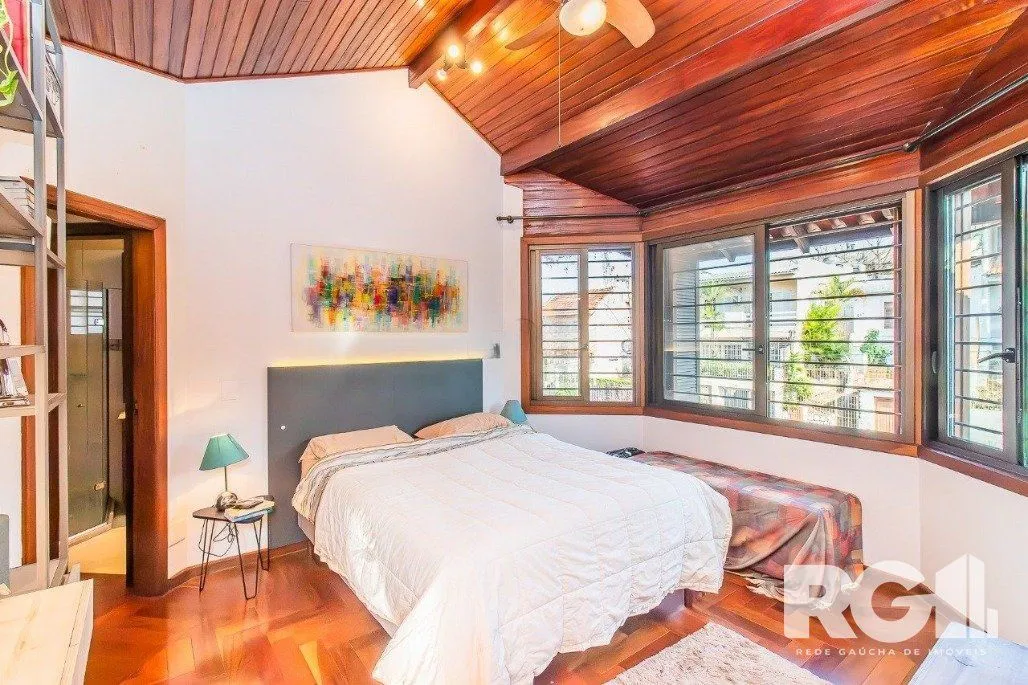 Imagem Casa espaçosa com 3 dormitórios, pátio com piscina e 4 vagas