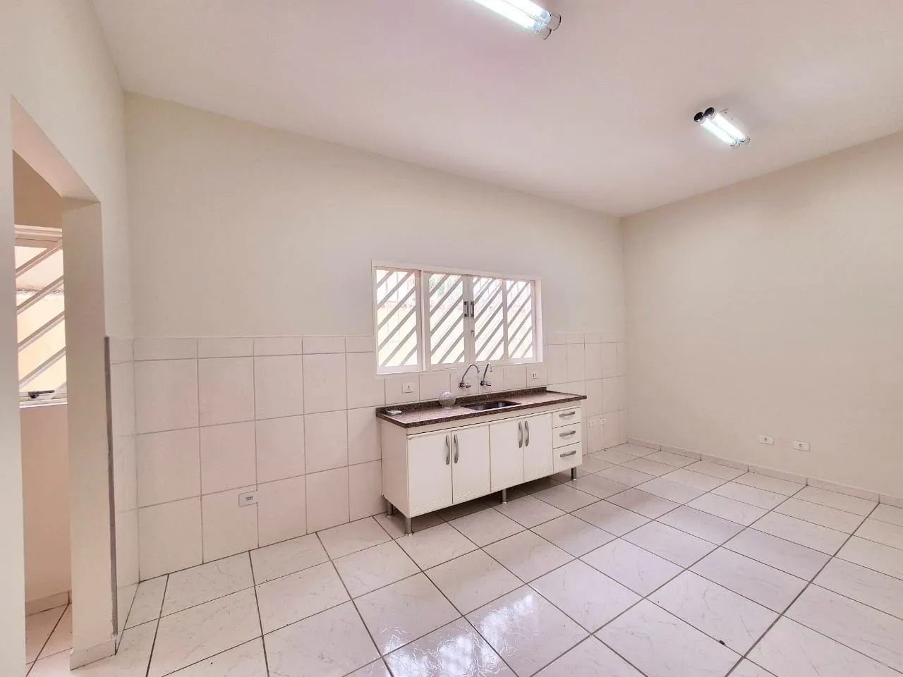 Imagem Oportunidade Imperdível: Casa Comercial a 5 Min do Centro, Perfeita para Empresas com Ampla Estrutura e Localização Estratégica