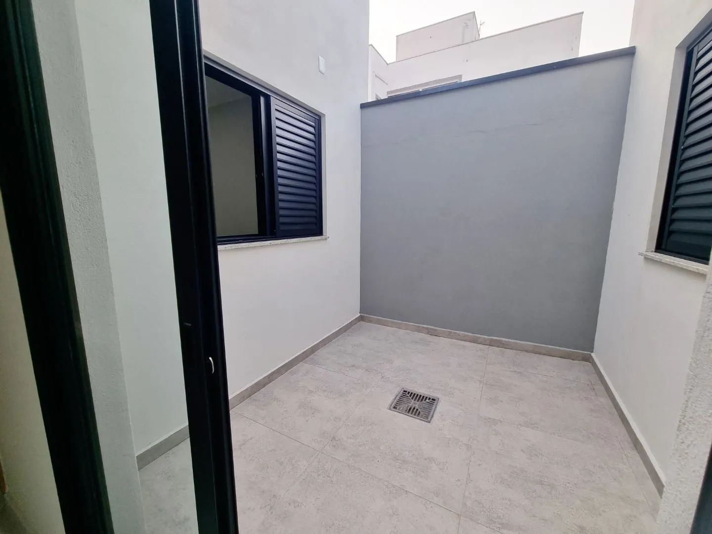 Imagem Casa térrea moderna com 3 dormitórios, suíte, closet, área gourmet e acabamentos de alta qualidade e bom gosto.