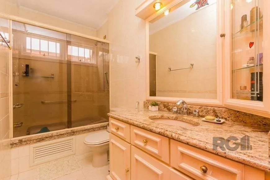 Imagem Casa de 380m² - 4 dormitórios, 2 suítes, 4 vagas no bairro Bom Jesus