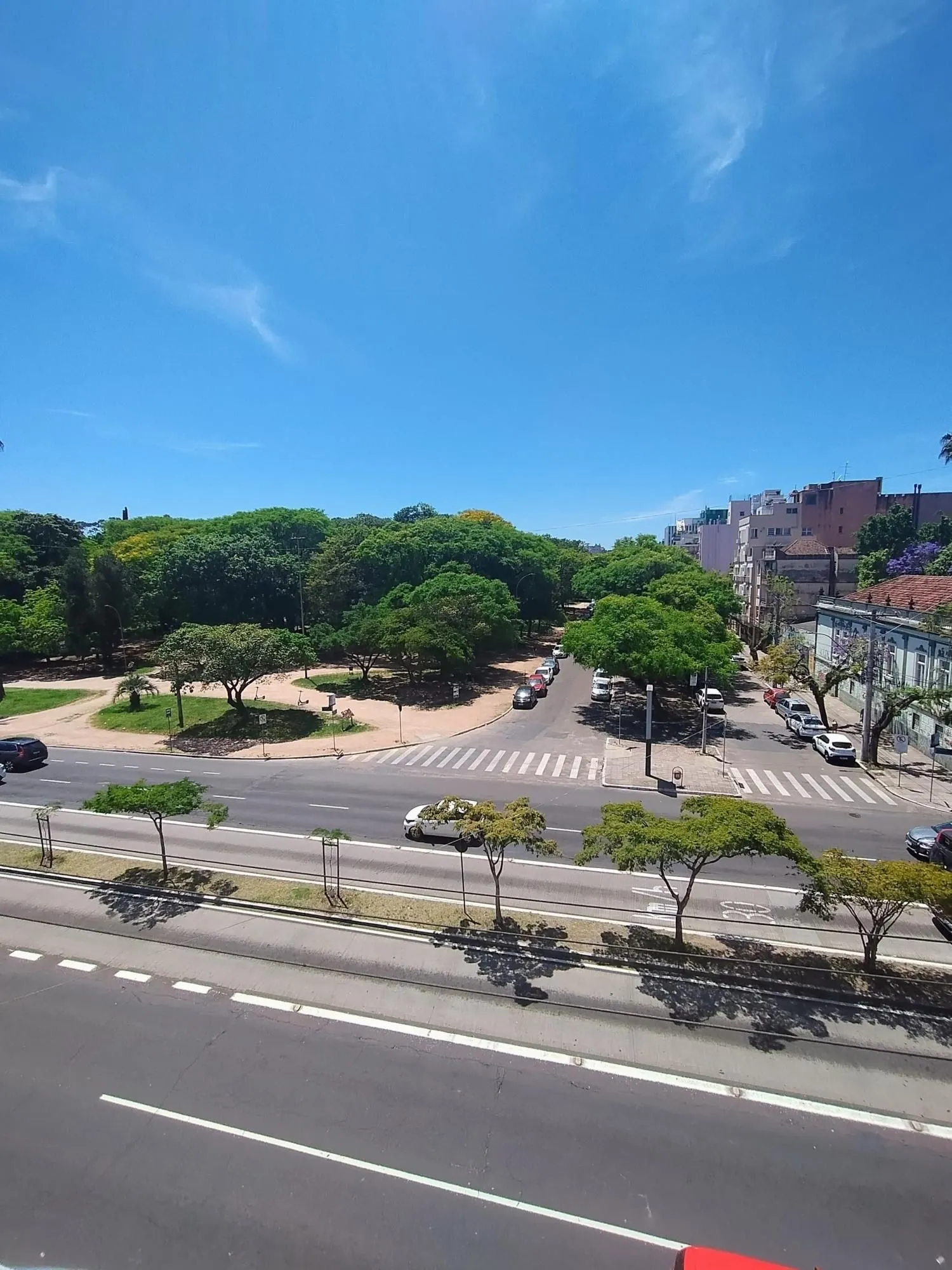 Imagem Ótimo apartamento desocupado de frente para a Redenção- Cidade Baixa