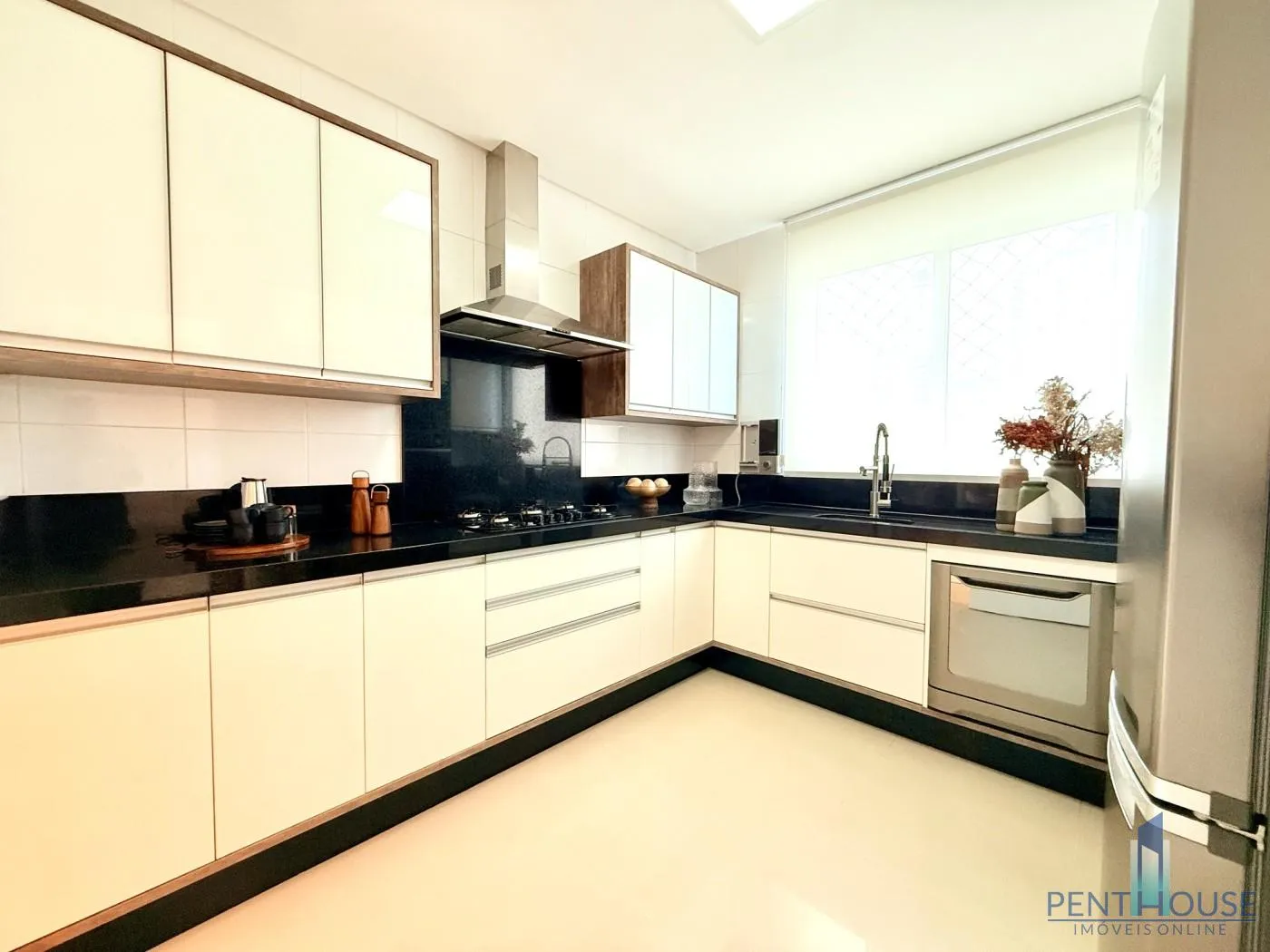 Imagem Apartamento Quadra Mar para Venda em Balneário Camboriú, CENTRO, 3 dormitórios, 3 suítes, 4 banheiros, 4 vagas