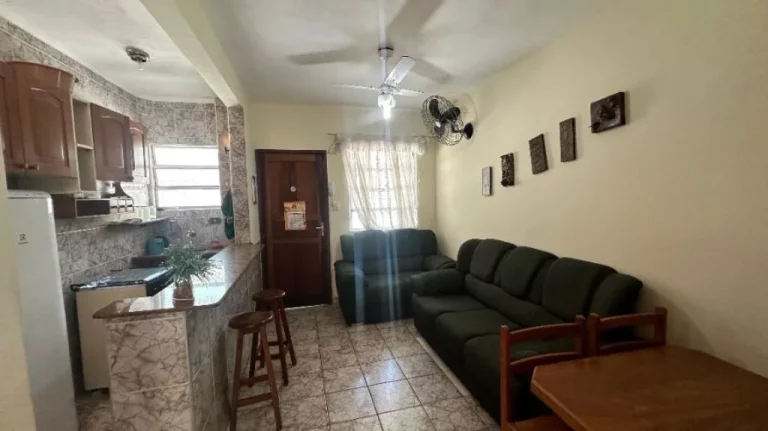 Imagem "Apartamento mobiliado com uma sala ampla, ideal para quem busca conforto e praticidade. Excelente localização e uma linda decoração. Agende sua visita!"